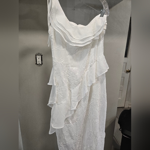 All About May• Lenora One-Shoulder White Ruffled Asymmetric Dress. Sz 6 - Picture 12 of 16